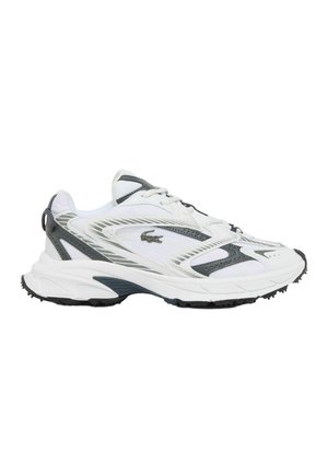 Witte en grijze sportschoen met vetersluiting, gestructureerde zool en Lacoste-logo aan de zijkant, weergegeven vanaf de buitenkant.