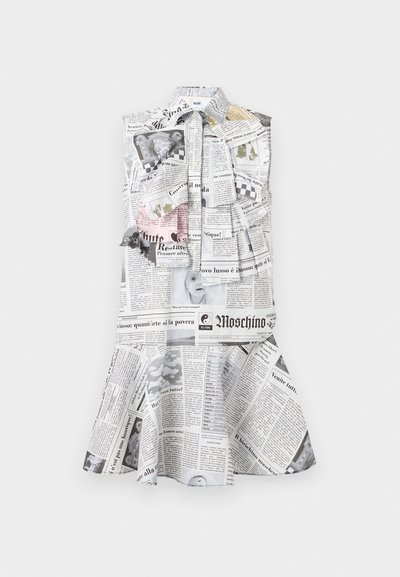 Φόρεμα χωρίς μανίκια με γιακά και τύπωμα εφημερίδας που περιλαμβάνει κείμενο, ασπρόμαυρες φωτογραφίες και γραφικά στοιχεία, με φουσκωτό τελείωμα φούστας.