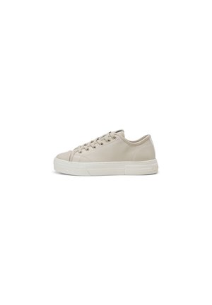 Baskets basses beiges avec lacets à l’avant, dessus lisse et semelle épaisse en caoutchouc blanc, présentées en profil sur fond blanc.