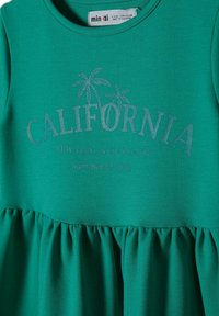 Zielona bawełniana sukienka z okrągłym dekoltem, falbaniastym pasem i nadrukiem na piersi "CALIFORNIA" z grafiką palm.