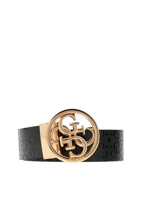 Schwarzer strukturierter Gürtel mit großer runder goldener Schnalle, die ineinandergreifende Buchstaben G, H und T sowie das Wort „GUESS“ am unteren Rand zeigt.