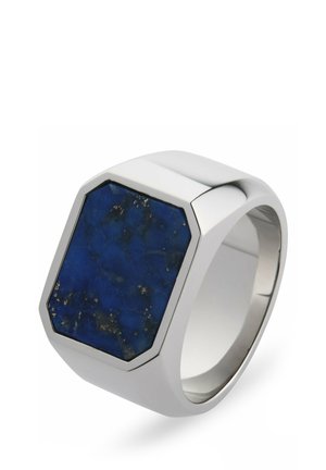 Anello sigillo in argento con una grande pietra ottagonale blu intenso con sottili macchie dorate sulla parte superiore.