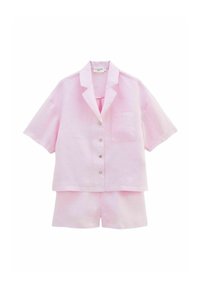 Ensemble de pyjama en lin rose à manches courtes comprenant une chemise à col, fermeture à boutons, poche avant et shorts assortis. Texture douce, coupe décontractée.
