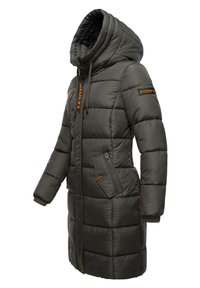 Jachetă puffer de culoare verde închis, cu o glugă mare, textură quilted, șnururi ajustabile și buzunare cu fermoar pe lateral. Prezintă accente de logo de culoare portocalie.