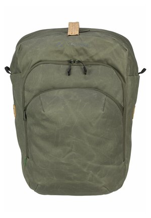 Grüner Stoff-Rucksack mit glatter Textur, mehreren Reißverschlussfächern und einem Korkakzent am oberen Griff.