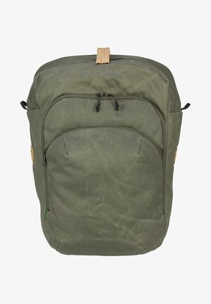 Grüner Stoff-Rucksack mit glatter Textur, mehreren Reißverschlussfächern und einem Korkakzent am oberen Griff.