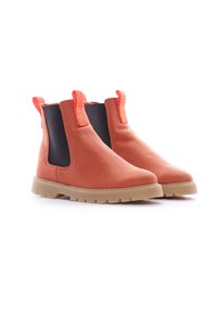 Las botas Chelsea de lona naranja presentan paneles laterales elásticos negros, tiradores en la parte posterior y suelas de goma con un agarre texturizado. Diseño moderadamente grueso.