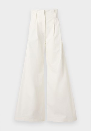 Pantaloni albi evazați din bumbac, cu talie înaltă, pliseuri în față și un design simplu fără buzunare.