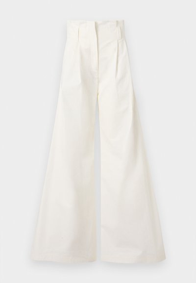 Pantaloni bianchi a gamba larga in cotone, con vita alta, pinces anteriori e un design pulito senza tasche.