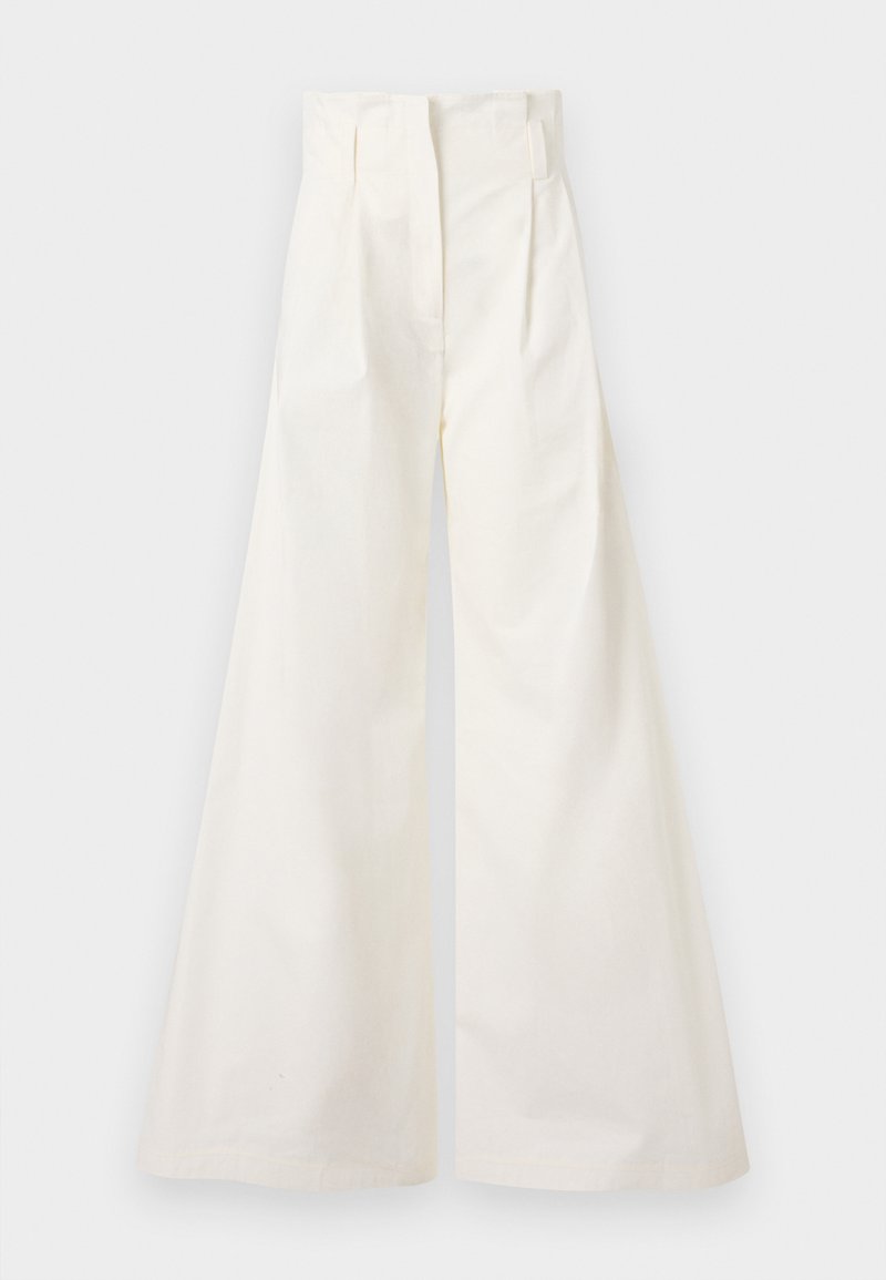 White wide-leg trousers made of cotton, featuring a high waist, pleats at the front, and a clean design without pockets.