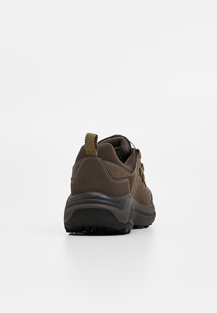 Chaussures de randonnée brunes avec un dessus texturé, un col rembourré et une semelle en caoutchouc. Comprend une languette et des détails de couture contrastés.