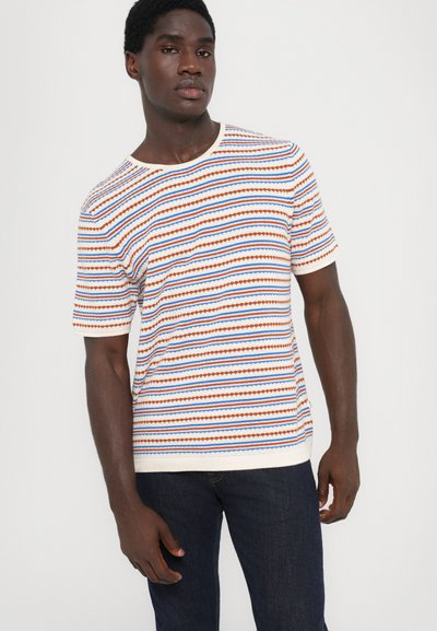 Camiseta de cuello redondo a rayas hecha de tela suave. Presenta líneas horizontales en rojo, azul y naranja con un patrón texturizado y mangas cortas.
