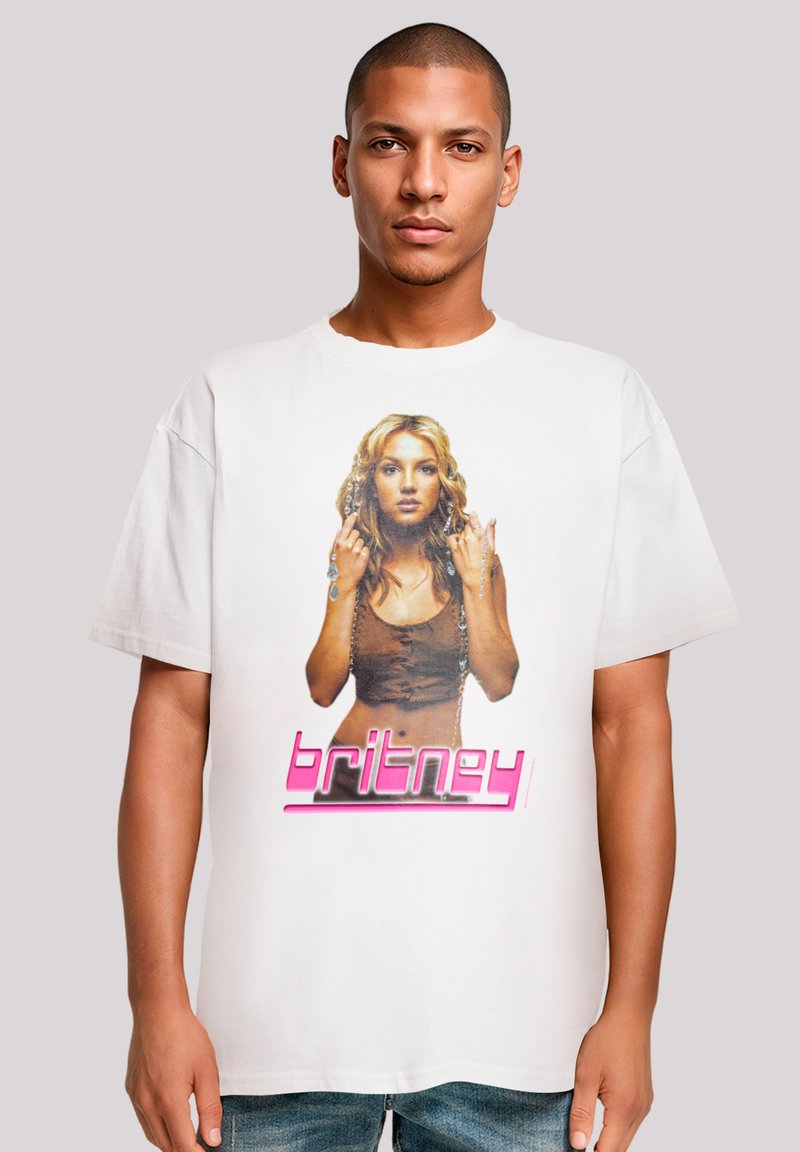 Weißes Baumwoll-T-Shirt mit einem Grafikmotiv einer Frau mit langen Haaren, die ein braunes Oberteil trägt, und dem Namen "britney" in pinker Schrift darunter.