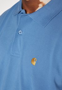 Carhartt WIP CHASE - Polotričko - sorrent/gold