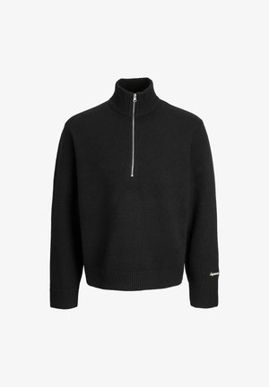 Svart strikket genser med høy krage og halv glidelås, med ribbestrikkede mansjetter og nederkant. Myk tekstur, ledig passform.