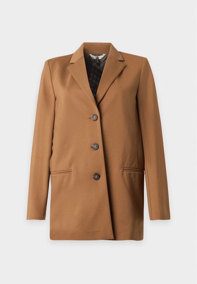 Blazer camel marron à simple boutonnage avec trois boutons, revers crantés et deux poches avant, présenté sur fond blanc.