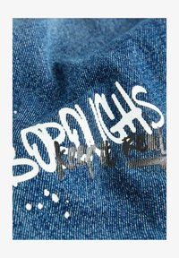 Ei valittu, varsity all over print mid blue denim