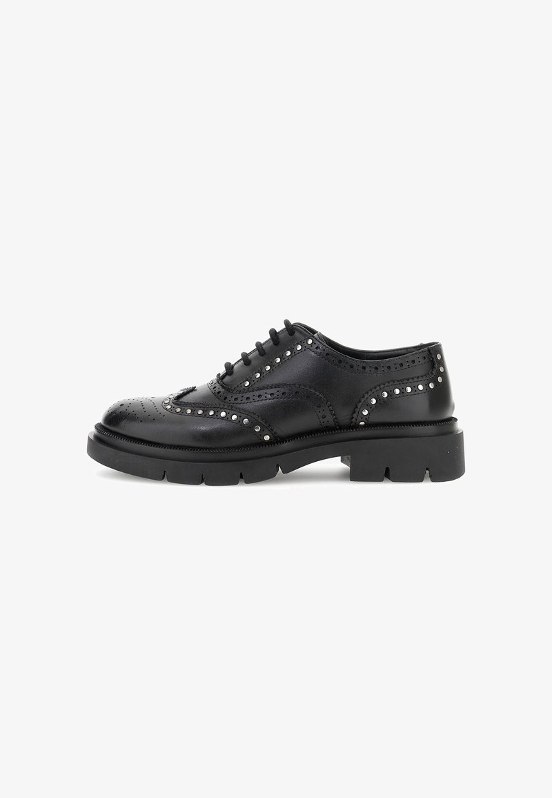 Pantofii oxford din piele neagră, cu perforații decorative și bife metalice, având o talpă groasă neagră și un design clasic cu șireturi.