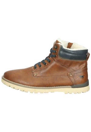 Bottine en cuir marron avec doublure en fourrure blanche, accents noirs, six œillets et une semelle en caoutchouc beige présentant un motif de tread texturé.