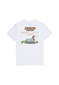 Bílá bavlněná tričko s barevnou grafikou automobilu, kreslenou postavičkou a retro textem, ilustrující herní téma.