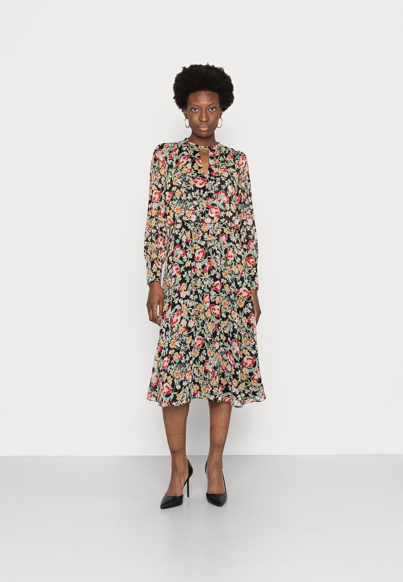 Vestido preto com estampa floral, apresentando mangas longas, decote em forma de chave e uma silhueta fluida em A, com padrões em vermelho, rosa e verde.