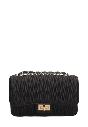 Borsa a tracolla in pelle nera trapuntata con catena dorata e chiusura a fibbia rettangolare sul davanti.