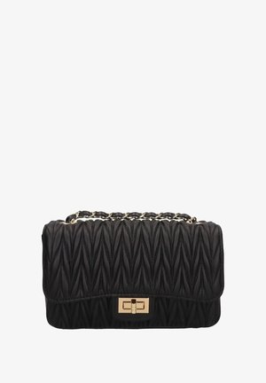 Zwarte gequilt leren handtas met een kettingstrap in goudkleur en een rechthoekige draa sluitknop op de voorklep.