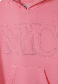 Roze dukserica s kapuljačom s vezom "NYC" u svjetlijoj nijansi. Uključuje prednji džep i kapuljaču sa vezicom. Mekana tekstura tkanine.
