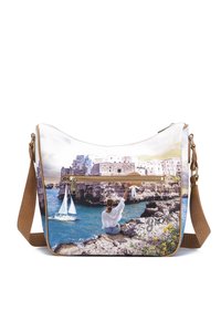 Borsa a spalla stampata con un paesaggio costiero, lati simili alla pelle, chiusura con zip e tracolla regolabile. I colori includono blu, bianco e beige.