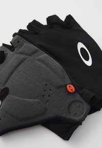 Schwarze und graue fingerlose Fahrradhandschuhe mit gepolsterten Handflächen, Belüftungslöchern und einem weißen ovalen Logo auf der Rückseite.