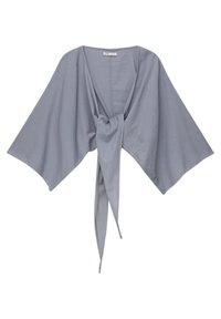 Haut de style kimono gris clair avec manches larges, noué à l'avant, et texture douce. Présente un design ample et fluide pour un port confortable.
