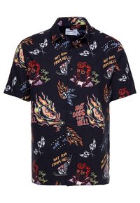 Zwarte T-shirt met korte mouwen, versierd met retro hot rod-thema prints, waaronder vlammen, een mannenhoofd met een bril, geblokte vlaggen en teksten zoals "Hot Rods from Hell."