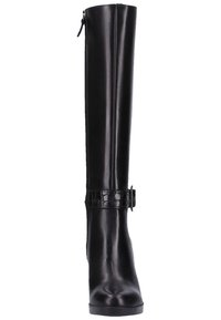 Bota larga de cuero negro con un acabado suave, una superficie brillante y una banda de acento con patrón de cocodrilo cerca del tobillo. Cierre con cremallera lateral.