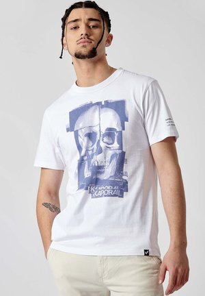 Witte katoenen t-shirt met een blauw schedelafdruk, korte mouwen, ronde hals en logodetail aan de onderlinkerkant.