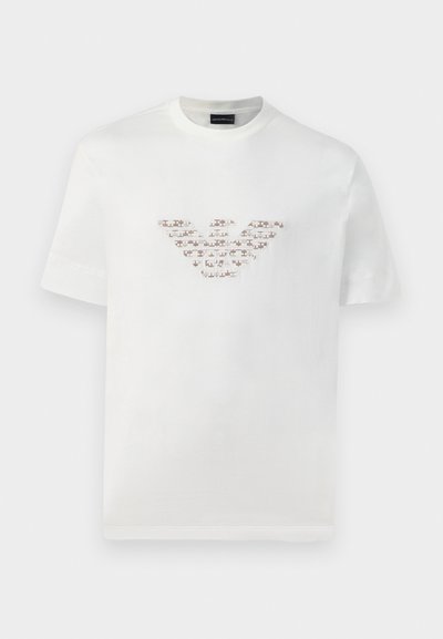 Λευκό βαμβακερό t-shirt με κοντά μανίκια και στρογγυλή λαιμόκοψη. Περιλαμβάνει ένα κεντρικό λογότυπο σε ροζ και καφέ αποχρώσεις.