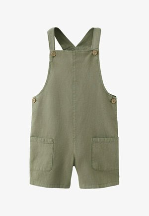 Maslinasto zelene kratke hlače za malu djecu s prednjim džepovima i naramenicama na kopče na bijeloj pozadini.