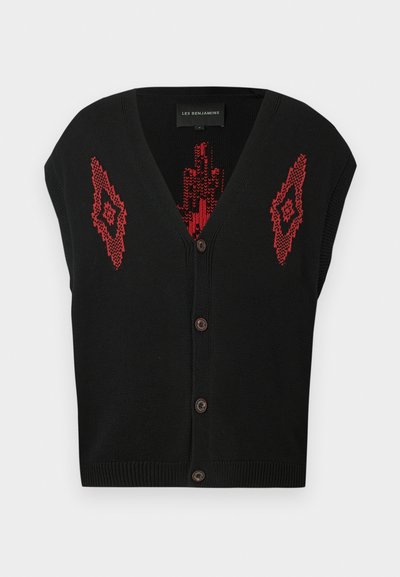 Μαύρο αμάνικο πλεκτό γιλέκο με κόκκινες γεωμετρικές σχέσεις μπροστά και καφέ κουμπιά κατά μήκος της κεντρικής ραφής.