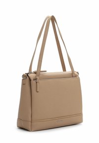 Skórzana torebka w kolorze brązowym o zwartej formie, z dwoma paskami na ramię, zamkiem błyskawicznym na górze oraz subtelnym logo z przodu.