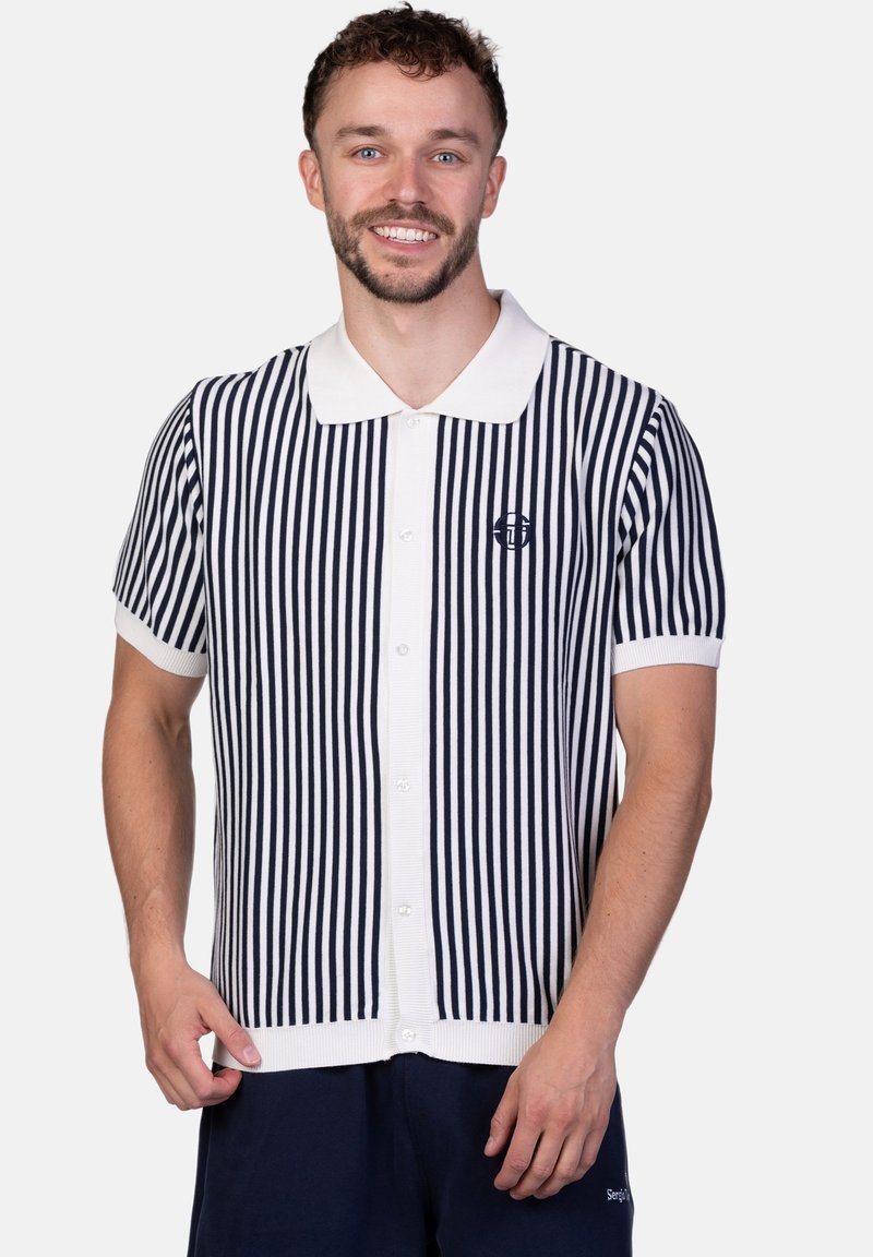 Kurzarm-Polohemd mit vertikalen Streifen in Marineblau und Weiß, mit einem weißen Kragen, Knopfverschluss und einem kleinen Logo auf der Brust.