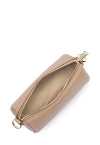 Pochette en cuir beige avec fermeture éclair dorée et détails en anneau, ouverte pour montrer l'intérieur en tissu beige et une petite poche intérieure.