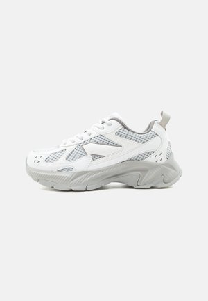 Λευκό και γκρι αθλητικό παπούτσι με πάνελ από δίχτυ, υφή στη σόλα, κορδόνια και θηλιά σε απλό φόντο.