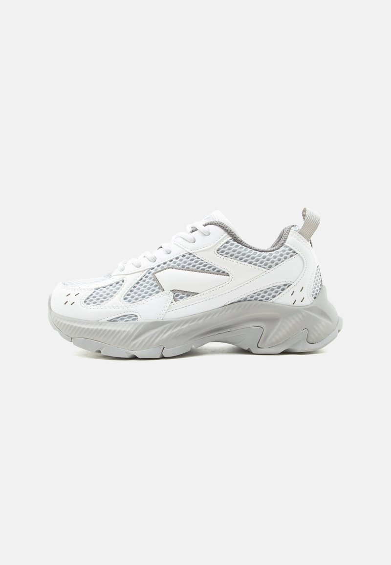Λευκό και γκρι αθλητικό παπούτσι με πάνελ από δίχτυ, υφή στη σόλα, κορδόνια και θηλιά σε απλό φόντο.
