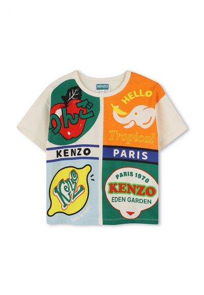 T-shirt in cotone a maniche corte con stampe grafiche colorate, tra cui elementi di frutta e testi nei colori verde, arancione e blu.