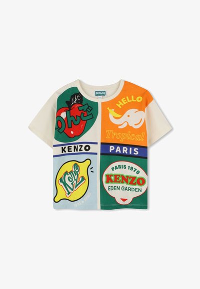 T-shirt in cotone a maniche corte con stampe grafiche colorate, tra cui elementi di frutta e testi nei colori verde, arancione e blu.