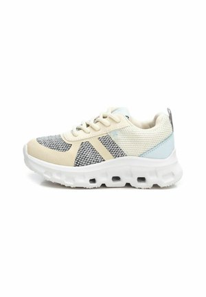 Zapatillas con una parte superior de malla beige, acentos en gris y azul, y una suela blanca gruesa que presenta agujeros de aire para amortiguación.