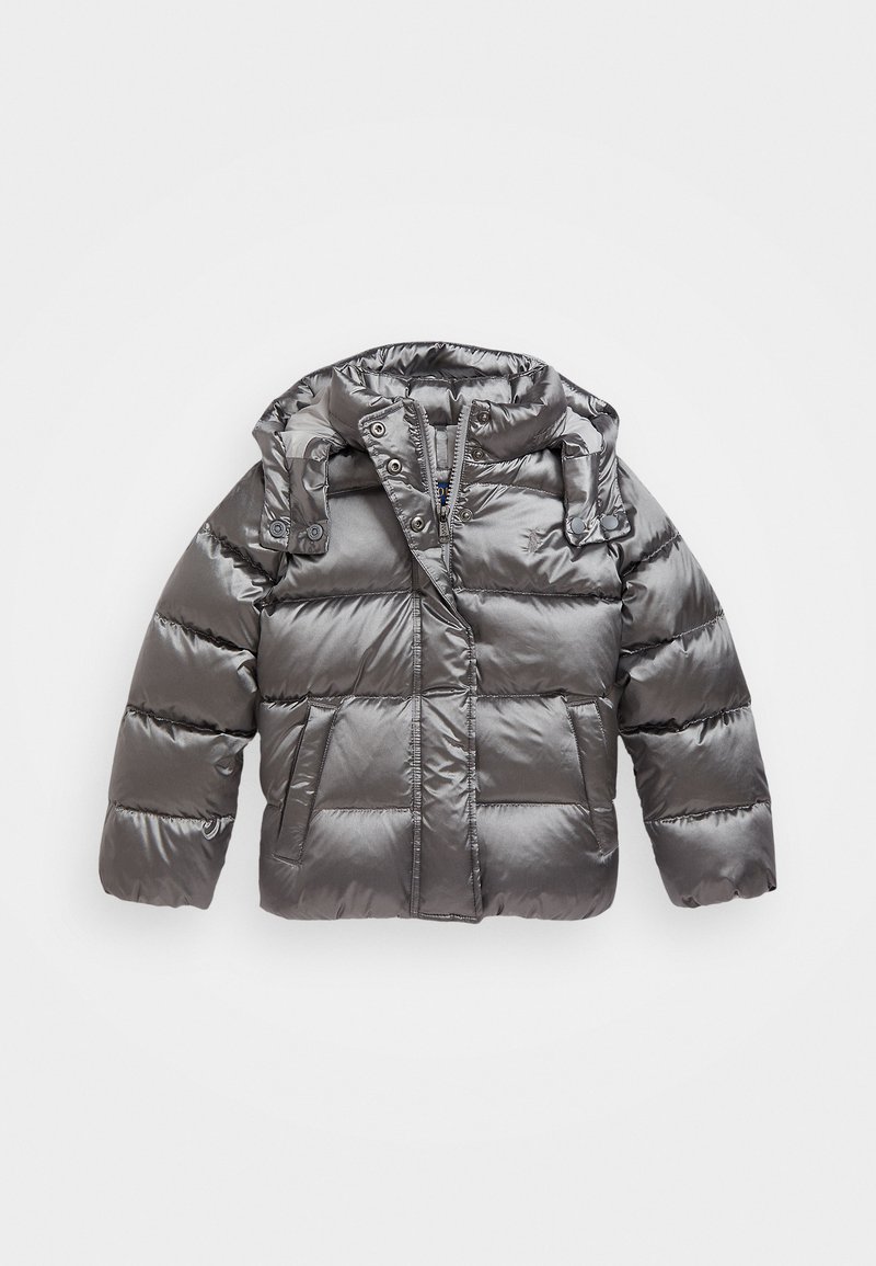 Doudoune grise avec une texture lisse et brillante. Dotée d'une capuche, d'une fermeture par pression et zip, et de poches latérales. Forme carrée avec des motifs cousus.