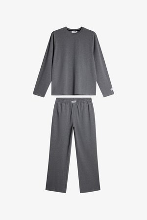 Graues Langarmshirt und passende Hosen aus weichem Stoff. Das Oberteil verfügt über einen Rundhalsausschnitt und die Hose hat einen elastischen Bund für mehr Komfort.