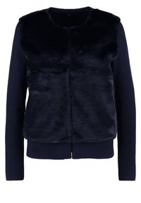 Granatowy kardigan z pluszowym futrzanym przodem, długimi rękawami, okrągłym dekoltem i ściąganym dzianym dołem, oferujący miękką fakturę i ciepły wygląd.