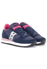 Zapatillas de deporte color azul marino con cordones y acentos en rosa, con parte superior de ante y malla, entresuela blanca y suela exterior de goma negra. Detalle del logo en plateado.