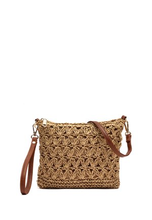 Rechthoekige geweven stro crossbodytas met open bloemenpatroon, bruine afneembare leren riem en gouden ritssluiting.